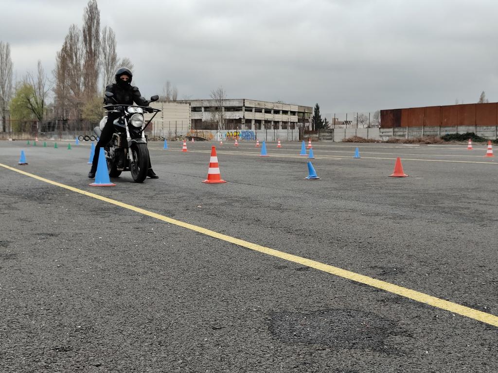 Exercițiu cu conuri în cursul de motociclism la Școala de Șoferi Giulești